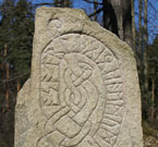 Una pietra runica con le Rune incise su un menhir preistorico ritrovato in Scandinavia