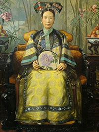 L’imperatrice ritratta dal pittore tedesco Hubert Vos. Il colore giallo imperiale dell’abito, che secondo lei non le donava, viene coperto da fregi di altri colori.