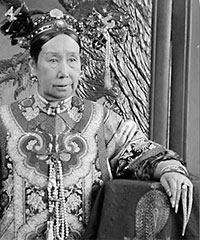 Le mani di Cixi con le lunghissime unghie dell’indice e del mignolo coperte da appositi astucci