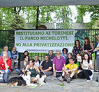Una manifestazione di protesta del Coordinamento No Zoo davanti all’ingresso di Parco Michelotti