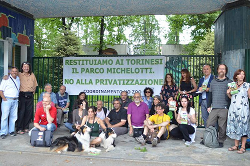 Una manifestazione di protesta del Coordinamento No Zoo davanti all’ingresso di Parco Michelotti