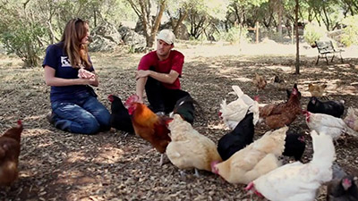  Kip Andersen, produttore della pellicola, in una scena del film mentre intervista un'allevatrice di galline