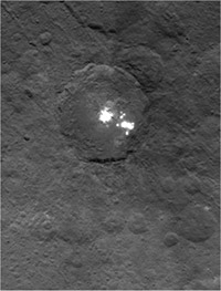  Una visione più ravvicinata delle luci ha mostrato la loro complessità. Alcuni ufologi hanno avanzato l'ipotesi potesse trattarsi di una base aliena