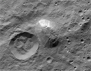  Una immagine ripresa dalla sonda Dawn durante suo sorvolo della superficie del planetoide ha mostrato la forma inconsueta e inspiegabile della "piramide". Le sue superfici sono lisce e sormontate da una sorta di cupola. Una delle pareti sembra emettere luce