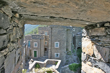 Il borgo alpino telematico di Colletta di Castelbianco, nelle Prealpi liguri