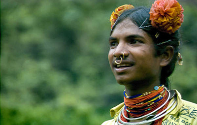 Les Dongria cultivent les pentes des collines Niyamgiri dont ils dépendent pour leur subsistance depuis des générations. Cette tribu a exprimé, à plusieurs reprises, sa forte opposition aux tentatives d'exploitation minière dans la région