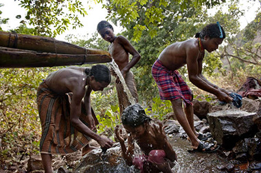 Alcuni Dongria si lavano nel fiume. “La montagna porta acqua a tutti” – Lodu Sikaka