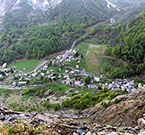 Balme vista dalla parete rocciosa che la sovrasta – Foto G. Castagneri