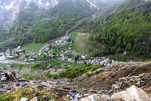 Balme vista dalla parete rocciosa che la sovrasta – Foto G. Castagneri