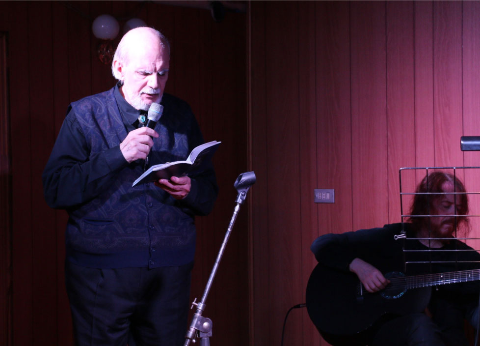 Il poeta e musicista Giancarlo Barbadoro mentre legge alcune delle sue poesie animaliste accompagnato dalle musiche di Luca Colarelli e Andrea Lesmo