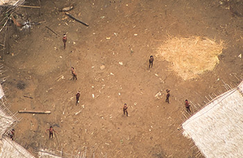 Alcuni Yanomami incontattati fotografati dall’alto al centro del loro yano, dove si stima vivano 100 individui (Foto: Guilherme Gnipper Trevisan)