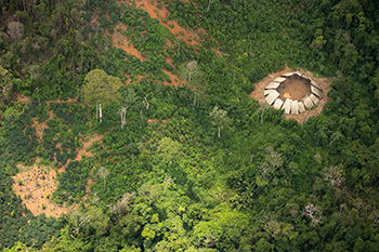 Uno Yano degli Indiani incontattati nella riserva indigena Yanomami. È noto che almeno tre gruppi yanomami sono incontattati  (Foto: Guilherme Gnipper Trevisan)