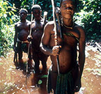 Pygmée (Mbunti) à la chasse