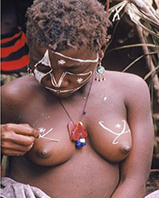 Maquillage avant le rite sur les jumeaux