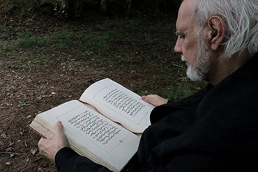 L’autore con il Tai Saar I Mnai (il Libro del Cielo e della Terrra), un antico testo sciamanico scritto nell’arcaica lingua shannar