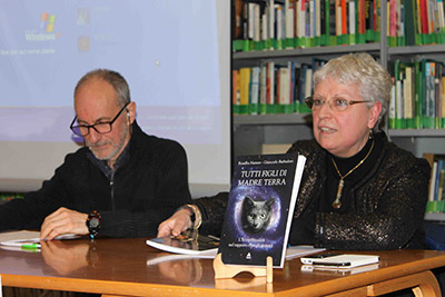 Ivana Pizzorni, responsabile della sede romana di SOS Gaia, con Sergio Garofolo durante la presentazione del libro “Tutti Figli di Madre Terra” di Rosalba Nattero e Giancarlo Barbadoro