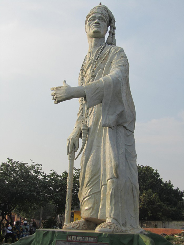 La Statua del re Toffa I in  Piazza Bayol a Porto-Novo