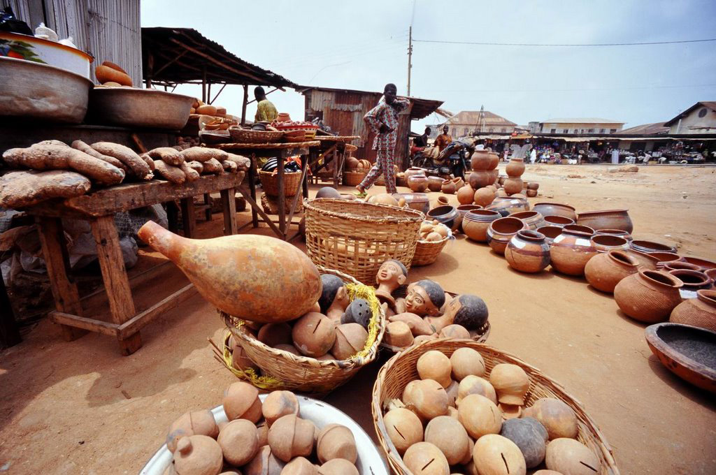 Il mercato di Porto-Novo dove si trovano in vendita oggetti rituali insieme ad altri prodotti della quotidianità