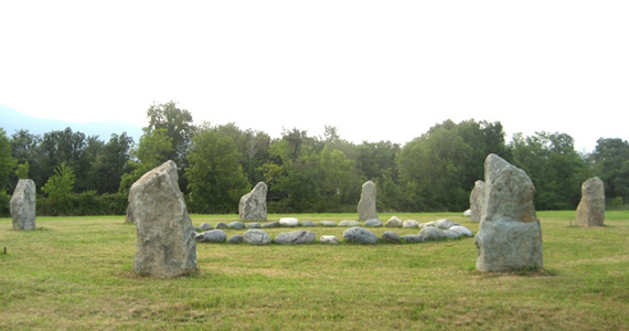 Il cerchio di Pietre di Dreamland. E' stato realizzato secondo le indicazioni delle comunità druidiche del Nord del Piemonte per ricordare il mito di Fetonte. Assolve, oltre al simbolismo cosmologico, anche la funzione di osservatorio archeoastronomico