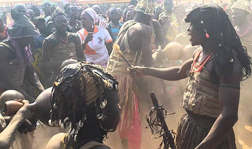 Danse du peuple Baatonu au cour d'une fete de la Gaani