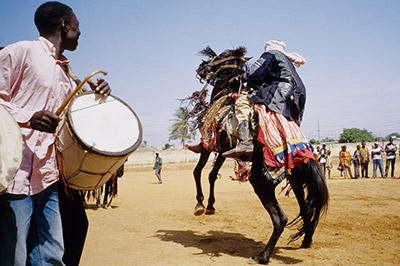 Il Cavaliere Baatonu danza con il suo cavallo al ritmo dei tamburi