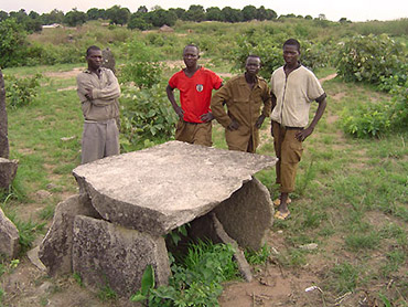  Tazunu Kpogbèrè; camera megalitica 