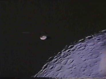  L’oggetto a forma circolare con la cupola fotografato dagli astronauti della missione di Apollo 16 in prossimità della Luna