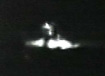  Un particolare ingrandito dell’oggetto fotografato in coda al Discovery. E’ straordinaria la sua somiglianza con l’UFO fotografato da Adamsky nel deserto dell’Arizona negli anni ’50