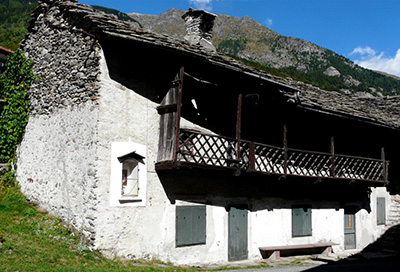 Migliere. Esempio di edificio con sede unica per abitazione e stalla e l'antico ballatoio di legno