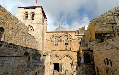  La basilica del "Santo Sepolcro", oggi sede del Patriarcato ortodosso a Gerusalemme in Palestina, al cui interno sarebbe custodita la cripta dove venne deposto il corpo esanime del Cristo prima della sua resurrezione 