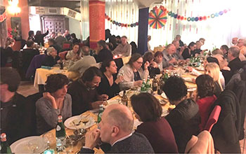  La cena vegan benefit al ristorante indiano Karmacola di Torino a cui hanno partecipato 120 persone 