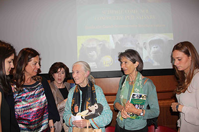 Jane Goodall insieme Daniela De Donno, presidente del Jane Goodall Institute Italia, a Elisabetta Visalberghi e ad alcune giovani che hanno collaborato nella preparazione del libro 