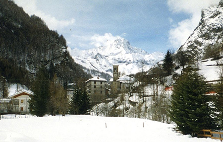  Una veduta di Balme, il comune più elevato della Val d'Ala, la valle centrale delle tre Valli di Lanzo 