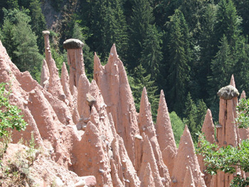  Le piramidi di terra che si trovano a Soprabolzano nella valle del Rio Rivellone (Bolzano) 