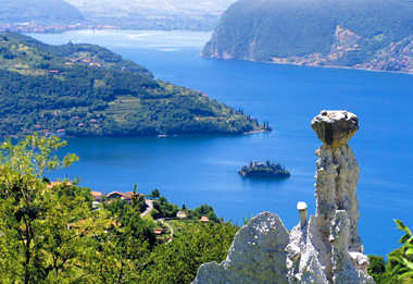 Le stupende piramidi di pietra sulle colline del lago d'Iseo in provincia di Brescia, in località Cislano di Zone