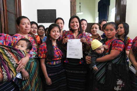  Movimiento de Tejedoras presentando la propuesta para el reconocimiento de la propiedad intelectual colectiva, Febrero 2017. Foto: AFEDES 