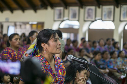 Angelina Aspuac, de AFEDES, presenta los alegatos ante la Corte Constitucional por parte de la representante de las Tejedoras Mayas. Foto: AFEDES 