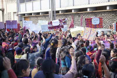  Tejedoras mayas manifestándose ante la Corte de Constitucionalidad. Foto: AFEDES 