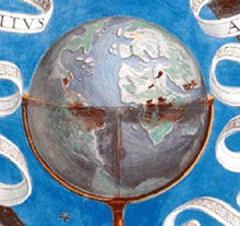 L’affresco esistente nella sala delle feste del Castello della Manta, nei pressi di Cuneo in Piemonte. Il planisfero, realizzato nel 1560, riporta la raffigurazione del continente antartico, stranamente verdeggiante, trecento anni prima della sua scoperta ufficiale avvenuta nel 1773. Le società iniziatiche medievali ben conoscevano la sua ubicazione