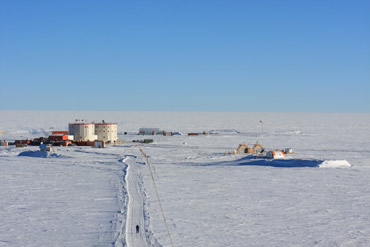 La Base Concordia, gestita dall'Italia, realizzata su un altopiano antartico al finire degli anni '90 sul sito "Dome C" che sembra nascondere misteriosi segreti