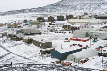 Una panoramica della base americana di McMurdo Station in Antartide. Costituisce una vera e propria città pressoché autonoma, in cui trovano ospitalità circa 1250 ricercatori e tecnici di ogni disciplina