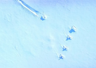  I misteri dell'Antartide. Un oggetto impattato al suolo guardato a vista da quattro blindati? 