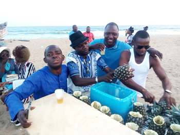 L'La degustazione di succhi di frutta naturaliOuest Africain de l'écospiritualité en pleine dégustation de jus de fruit 