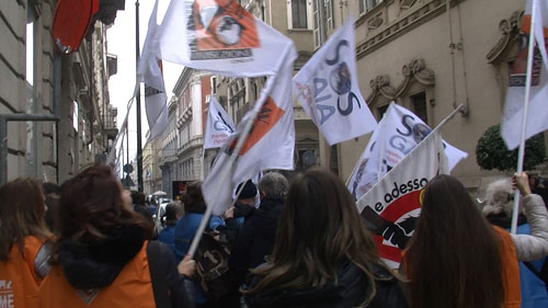 Il presidio di protesta contro la riapertura della caccia organizzato dal Comitato delle associazioni ENPA, LAC,  LAV,  LEAL,  LEGAMBIENTE Circolo L’Aquilone, OIPA, PRO NATURA, SOS Gaia davanti alla sede del Consiglio regionale del Piemonte