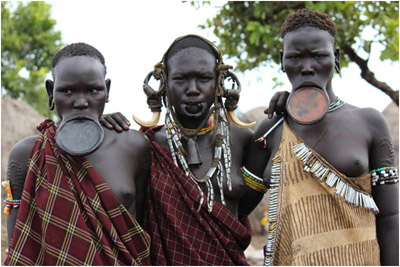 Femme Mursi avec des plateaux labiaux différents 