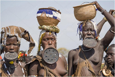 Femme Mursi avec plaque à lèvres