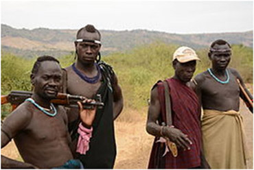 Guerrier Mursi avec des Kalachnikov