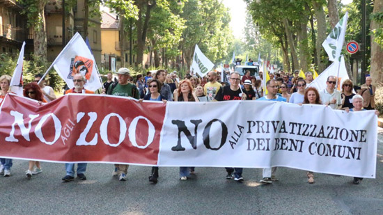 La manifestazione nazionale del 27 maggio organizzata a Torino dal Comitato “NO agli ZOO” a cui hanno partecipato più di duemila persone