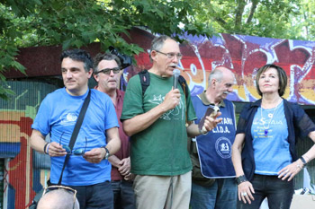  I comizi davanti al Parco Michelotti al termine del corteo del 27 maggio. Da sinistra: Alessandro Piacenza (OIPA), il giurista Ugo Mattei, Roberto Piana (LAC), Luciano Bauco (LIDA), Rosalba Nattero (SOS Gaia) 