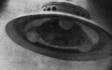  L’UFO fotografato da George Adamski nel deserto dell’Arizona il 20 novembre 1952. Lo accompagnavano altri tre testimoni che confermarono l’avvenuto incontro con gli alieni 